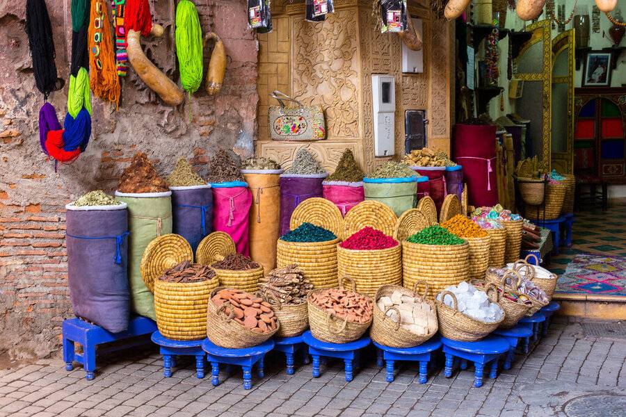 Épices et herbes traditionnelles présentées lors d'une visite guidée historique à Marrakech.