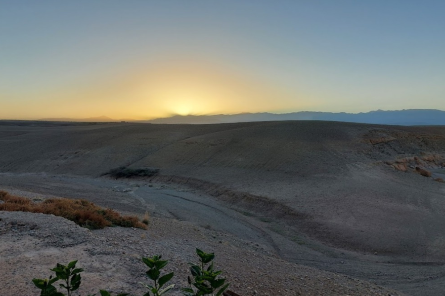Diner bij zonsondergang in de Agafay-woestijn