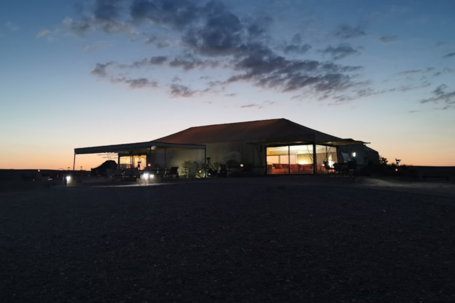 Diner bij zonsondergang in de Agafay-woestijn