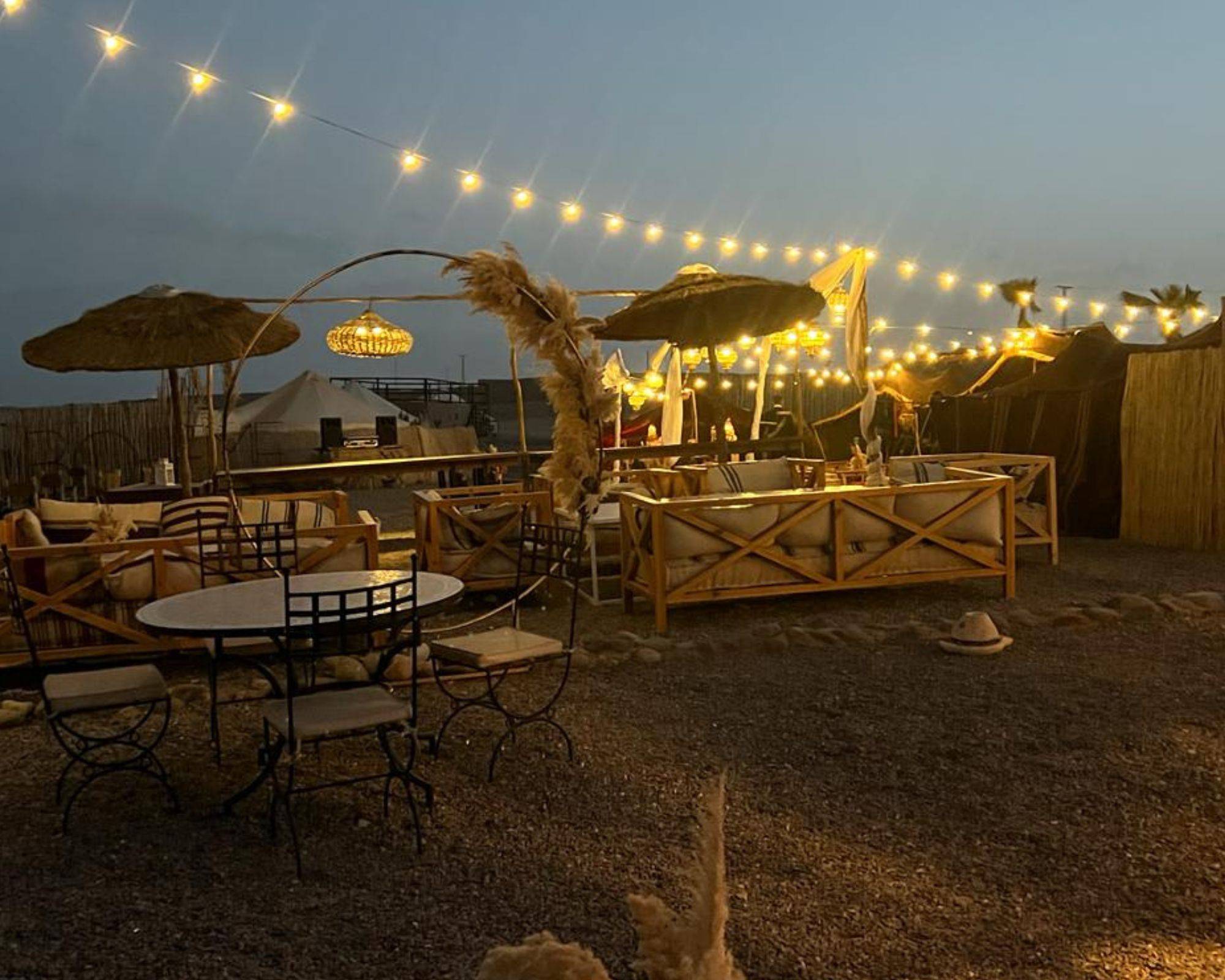 Diner bij zonsondergang in de Agafay-woestijn