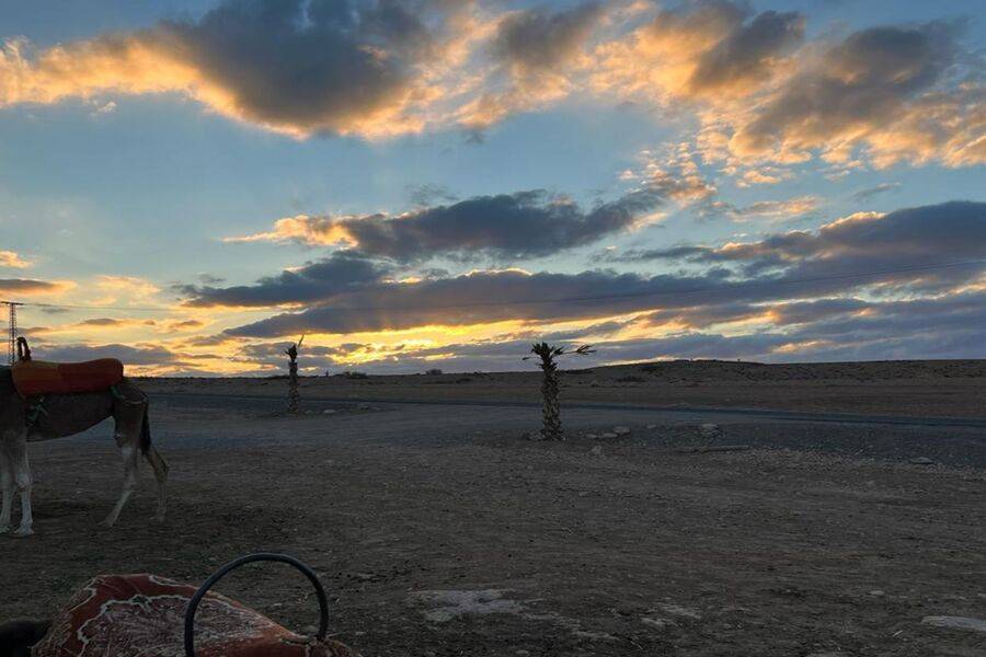 Diner bij zonsondergang in de Agafay-woestijn