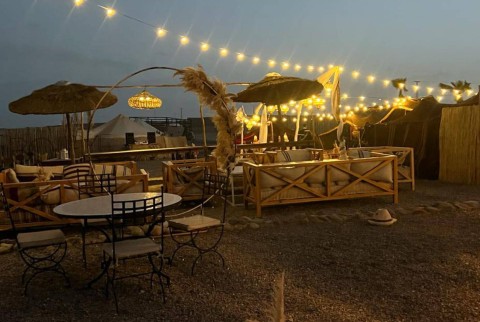 Diner bij zonsondergang in de Agafay-woestijn