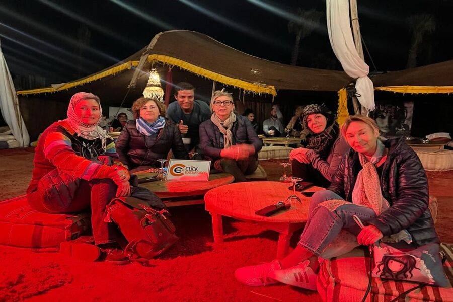 Diner bij zonsondergang in de Agafay-woestijn