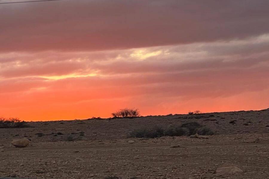 Diner bij zonsondergang in de Agafay-woestijn